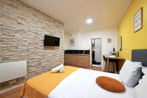 Modern Bright and fully Renovated