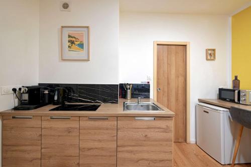 Modern Bright and fully Renovated