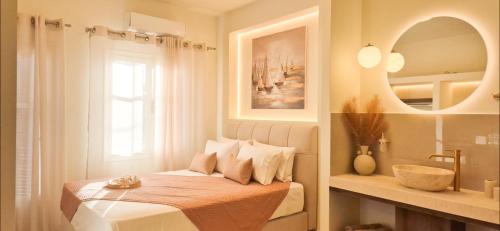 ein Schlafzimmer mit einem Bett, einem Spiegel und einem Waschbecken in der Unterkunft Knossos Suite in Palekastro