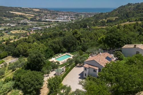 an aerial view of a house with a swimming pool at Villa da Angelo by Mmega in Aquaviva Picena