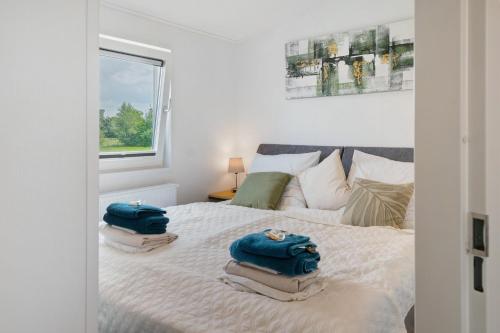 a bedroom with a bed with two blue towels on it at Peter Pan in Dörverden