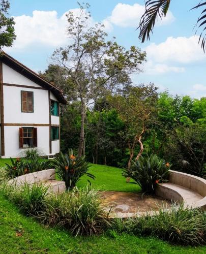Garden sa labas ng Pousada Canto Da Lua - Macacos