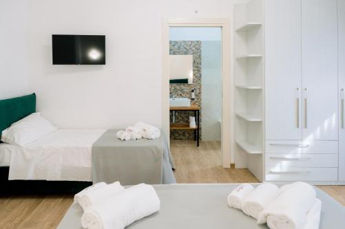 a room with a bed and a table with towels at B&B Da Anna in Torretta