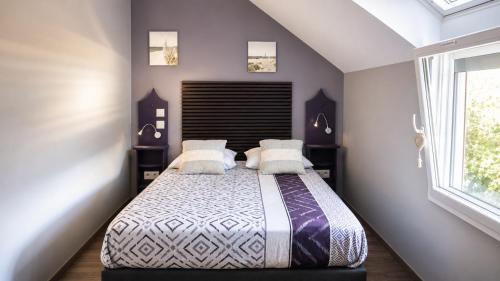 a bedroom with a bed with two pillows at Aux Chambres du Mont in Huisnes-sur-Mer