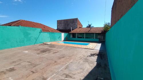 a view of the backyard of a house with a swimming pool at Edícula Gigá in Brotas