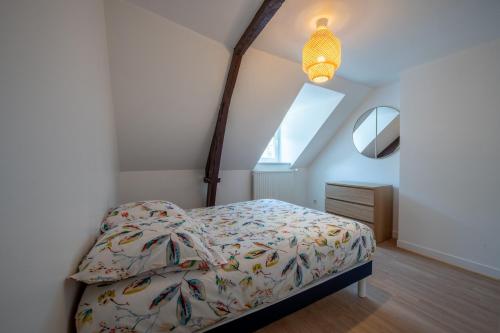 a bedroom with a bed and a window at Le Reflet de L'eau - Plages à proximité in Eu