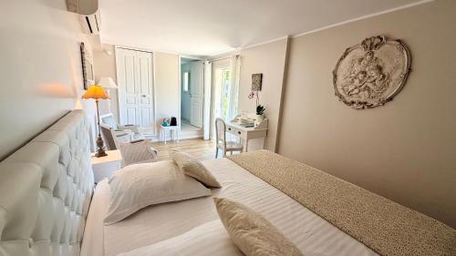 a bedroom with a bed and a living room at Villa Kilauea B&B in Nice