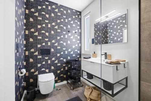 a bathroom with a toilet and a glass shower at Al Casa Branca in Lourinhã