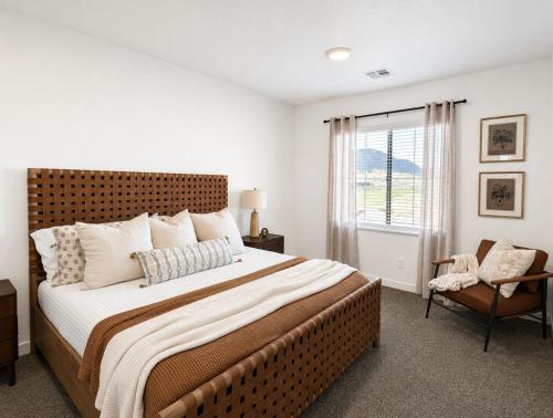 a bedroom with a large bed and a chair at Desert View in Long Valleu in Washington