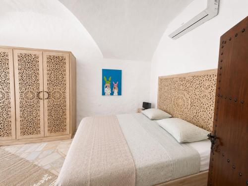 a bedroom with a bed with a white bedspread at Maisonnette Olea Hammamet in Hammamet