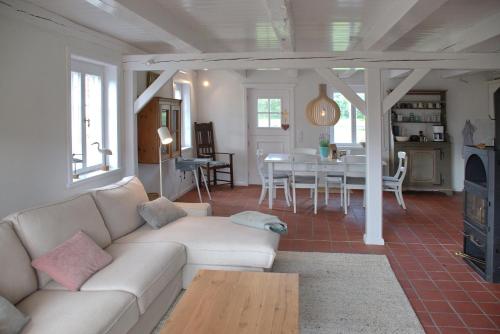 a living room with a couch and a table at Van Gunst Hüs, Alkersum in Alkersum