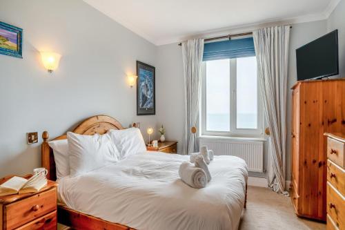 a bedroom with a bed with a teddy bear on it at 2 Bed in Mumbles oc-hh141 in Newton