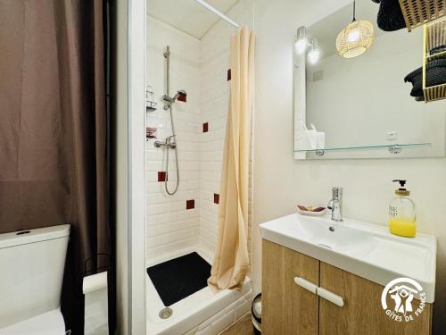 a bathroom with a sink and a shower at L'oustal de sandy in Cascastel-des-Corbières