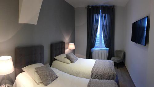 um quarto com 2 camas e uma janela em Le Rendez Vous des Anges em Beaune