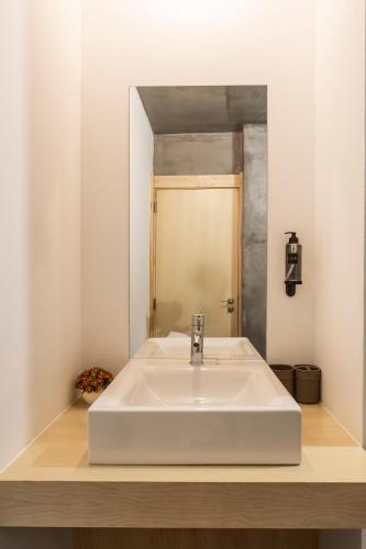 a white sink in a bathroom with a mirror at LOVELY Central Apartment 3Bdr by Vinum Apartment 1890 in Coimbra