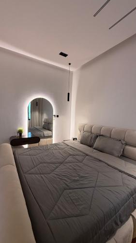 a large bed in a white room with a large bed sidx sidx sidx at استديو فندقي دخول ذكي عائلي مريح in Al Ahsa