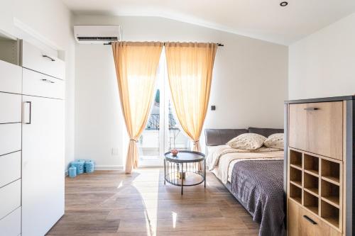 Studio Petar w priv parking and balcony near beach