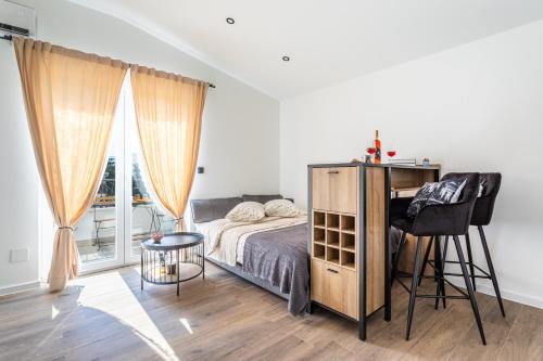 Studio Petar w priv parking and balcony near beach