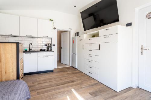 Studio Petar with private parking and balcony near the beach
