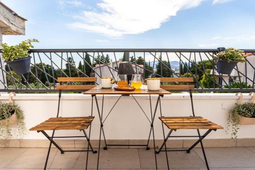 Studio Petar with private parking and balcony near the beach