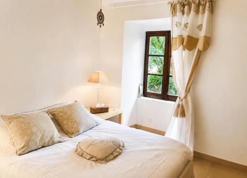 a bedroom with a bed and a window at Villa Piscine et Jaccuzzi - Vue Panoramique in Juillac