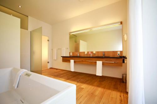 La salle de bains est pourvue d'un lavabo et d'un miroir. dans l'établissement B&O Parkhotel, à Bad Aibling