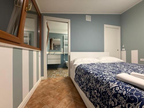 a bedroom with a bed and a mirror at VillaCycas in Casal Taulero