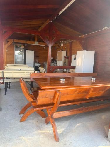 ein großer Holztisch in einem Zimmer in der Unterkunft Meme Glamping in Corbu
