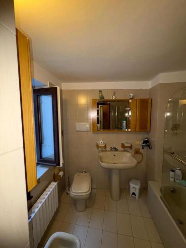 a bathroom with a sink and a toilet and a tub at Casa Raste in Lecco
