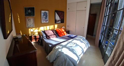 a bedroom with a bed and a window at Corazón de Palermo Soho in Buenos Aires
