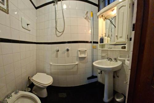 a bathroom with a toilet and a sink at Corazón de Palermo Soho in Buenos Aires