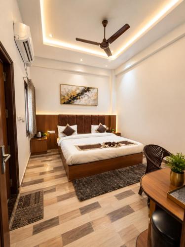 a bedroom with a bed and a table and chairs at Stay By Shree Dharan Inn Near Shree Ram Mandir Ayodhya in Ayodhya