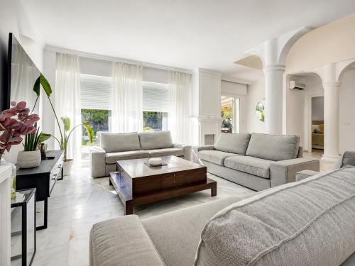 Stunning 5 Bedroom Villa in Puerto Banus with Pool