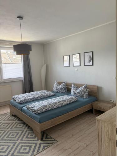 a bedroom with two beds in a room at Ruhiges City-Apartment mit Balkon in Selb