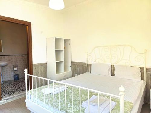 a bedroom with a white bed in a room at İznik Seyir Otel in İznik