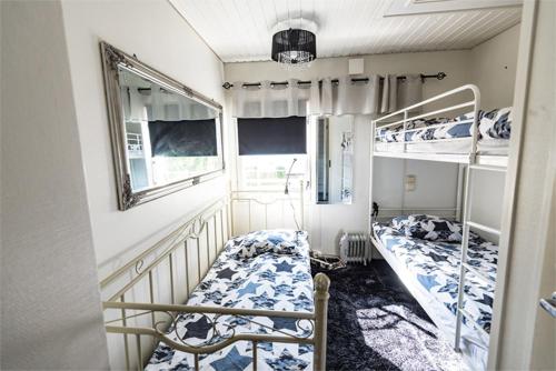 a room with two bunk beds and a window at Airisto Hill & Inn - Two Beach Cabins in Haverö