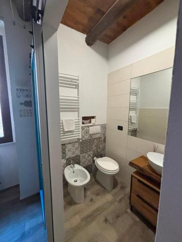 a bathroom with a toilet and a sink at Casa Simon in Lanciano