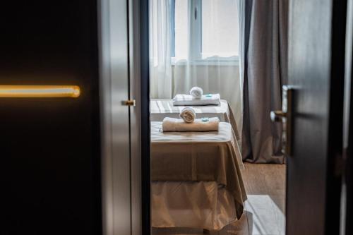 a room with towels on a table with a window at Stream Suites Pinamar in Ostende
