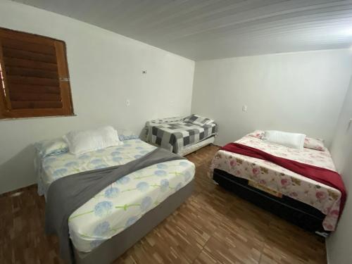 a bedroom with two beds in a room at Suíte GUARAMIRANGA no Sítio in Guaramiranga