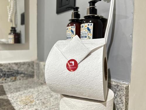 ein weißer Taschentuchspender mit zwei Flaschen Seife in der Unterkunft Hotel El Sembrador in Guasave
