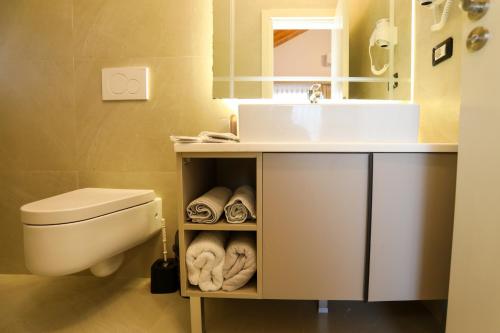 a bathroom with a sink and a toilet at Guesthouse Micaj ERDEO in Hor