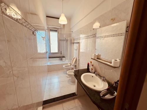 ein Badezimmer mit Waschbecken, Dusche und Toilette in der Unterkunft Double and Triple Rooms near Principe Station Shared Bathroom in Genua