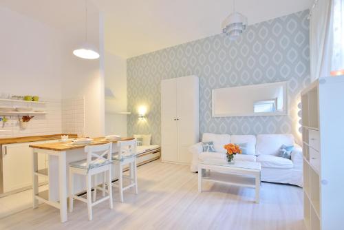 ブダペストにあるGozsdu Apartments in Centerのキッチン、リビングルーム(ソファ、テーブル付)