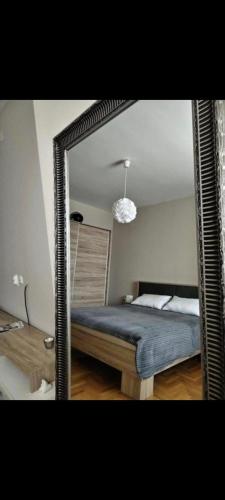 a mirror reflection of a bed in a bedroom at Panorama View in Niš