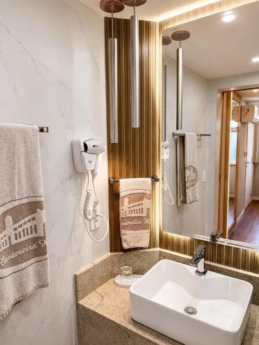 a bathroom with a sink and a mirror at Hotel Cantareira in Niterói