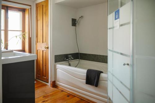 a bathroom with a bath tub and a sink at Triangle de l'Île Chambre La Yogi in Saint-Laurent-de-l'ile d'Orleans