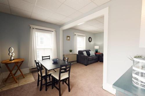 Gallery image of Charming upstairs duplex with fast WiFi, partial AC, & walkable location in Bucksport