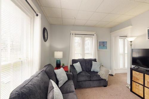 Gallery image of Charming upstairs duplex with fast WiFi, partial AC, & walkable location in Bucksport