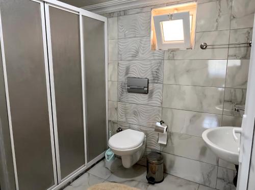 a bathroom with a toilet and a sink at kozalak evleri in Gökbel