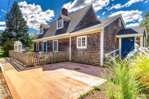una casa con una porta blu e una recinzione di Elegant home right in town with gorgeous water view, deck & interior a Wiscasset